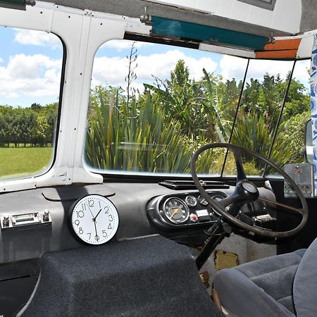 Evi The School Bus At Oromahoe Downs Farm Puketona Extérieur photo