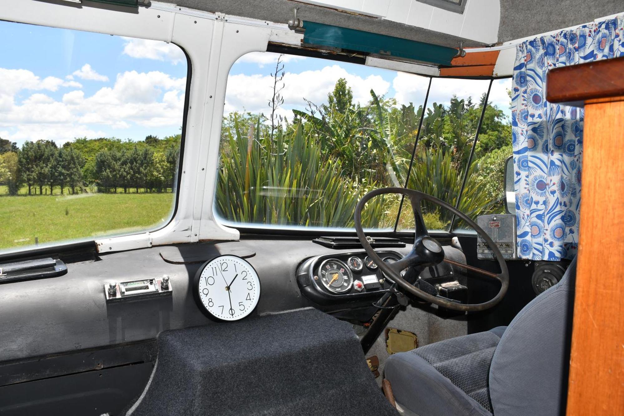 Evi The School Bus At Oromahoe Downs Farm Puketona Extérieur photo