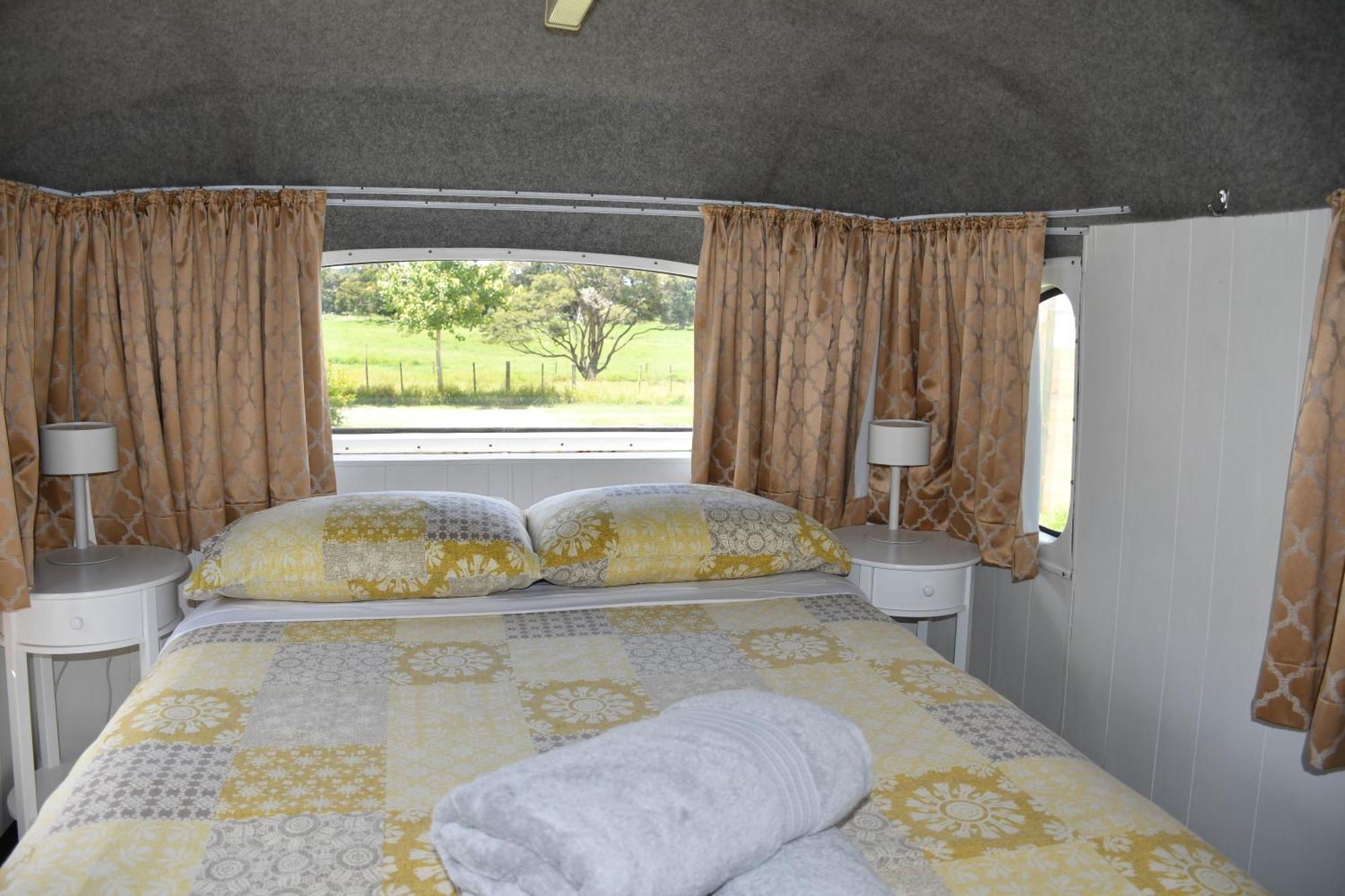 Evi The School Bus At Oromahoe Downs Farm Puketona Extérieur photo