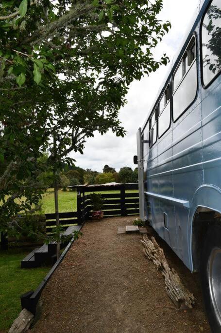Evi The School Bus At Oromahoe Downs Farm Puketona Extérieur photo